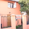 Casa de Dos Pisos con Tres Dormitorios y Estacionamientos: