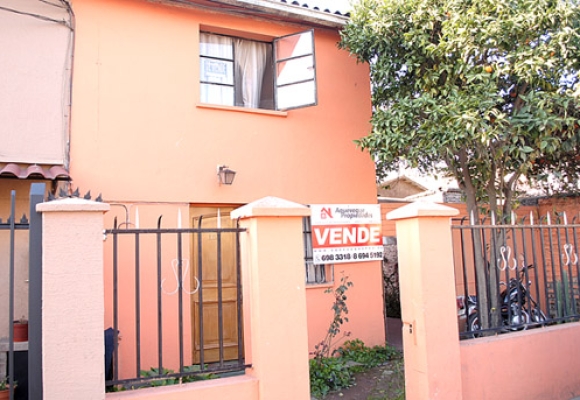 Casa de Dos Pisos con Tres Dormitorios y Estacionamientos en Conchalí Casa - Habitacional en Venta Conchalí