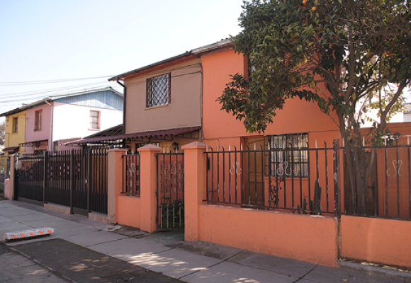 Casa de Dos Pisos con Tres Dormitorios y Estacionamientos en Conchalí Casa - Habitacional en Venta Conchalí
