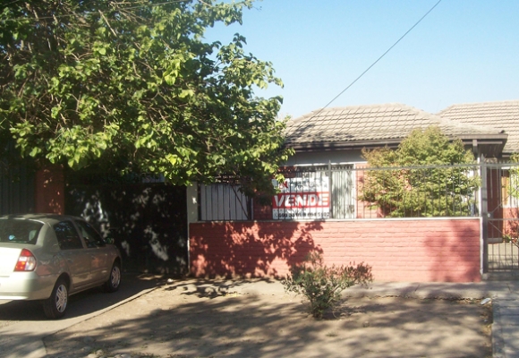 Corredora de Propiedades en Santiago, Chile Sólida y Amplia Casa en Venta Independencia en Independencia Casa con Entrada de Autos en Venta Independencia